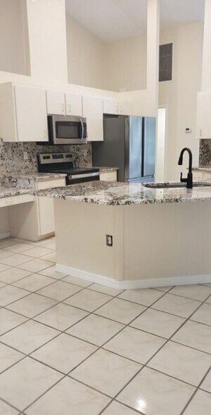 Building Photo - 6192 Roberta Dr