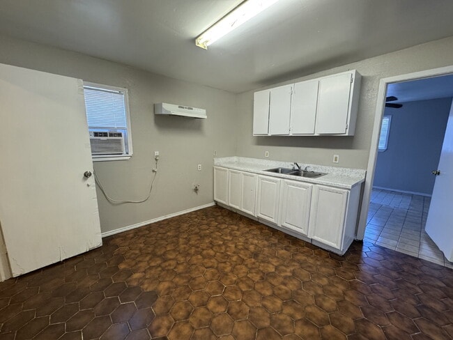 Building Photo - One bedroom unit ready for move in on General McMullen