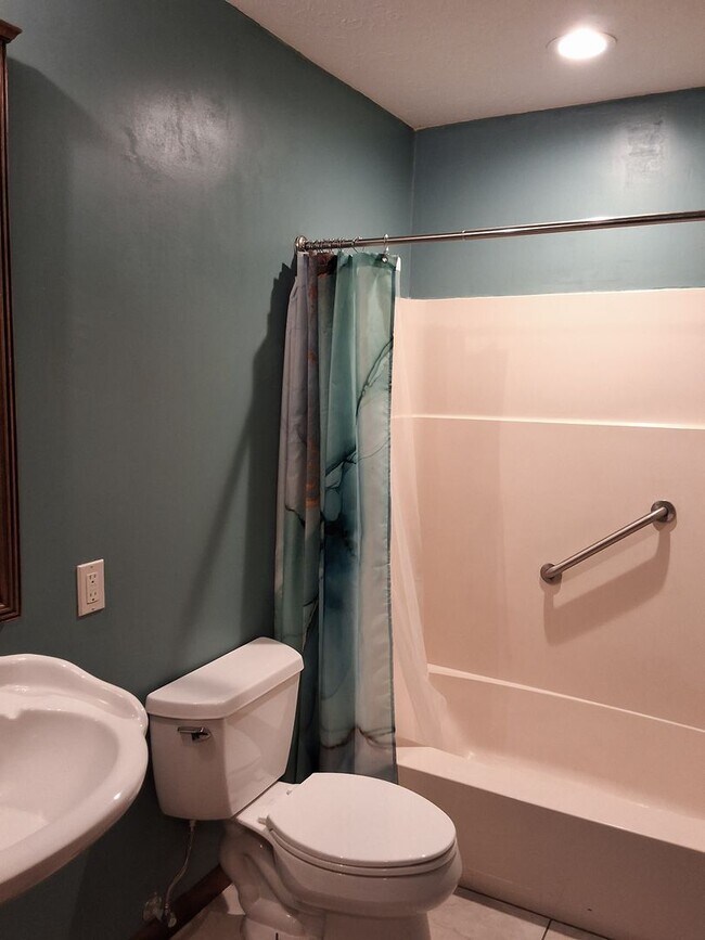 Building Photo - Oak Ridge 37830 - 4 bedroom 2.5 bath - call Sharon Arnwine 865-313-7215