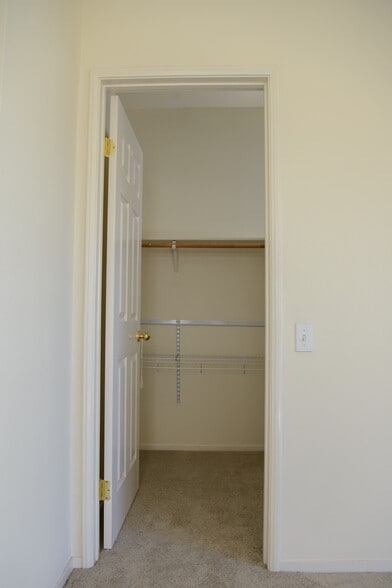 Building Photo - 205 Town Green Ln