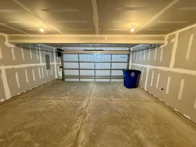 Building Photo - Modern Townhome in Stone Creek Townhomes