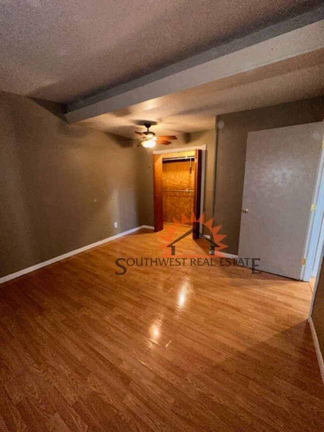 Building Photo - Spacious 1 bedroom 1 bath home.