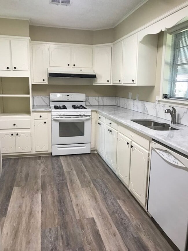 Building Photo - 3 bed 2 Bath Brick Home off Park Avenue!