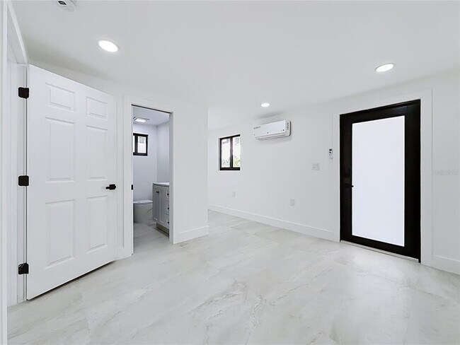 Building Photo - 2472 Tradewinds Dr
