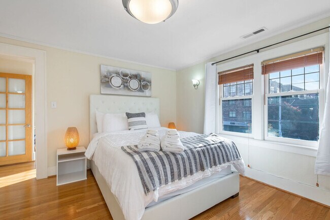 Building Photo - 710 10th Ave E