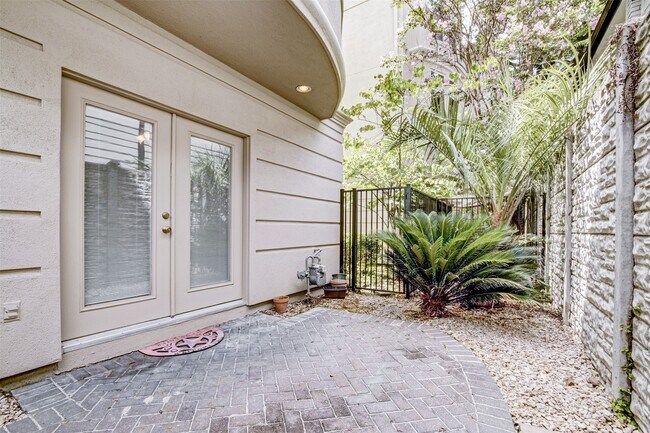 Building Photo - 1515 Hyde Park Blvd