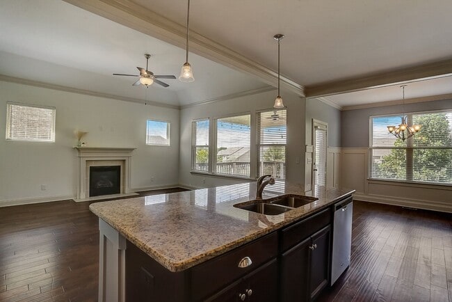 Building Photo - Beautiful 5-bedroom rental home in the hig...
