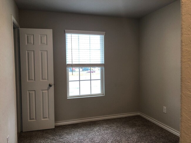 Building Photo - Town home for rent
