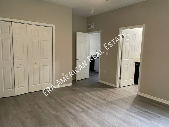 Building Photo - 709 Robinson Ave E