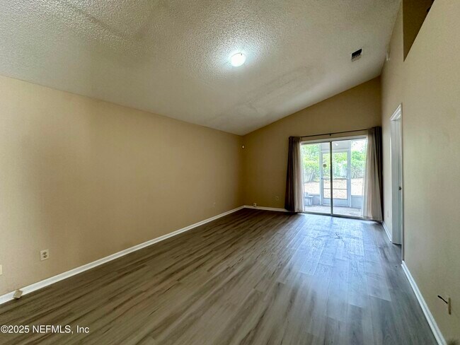 Building Photo - 8828 Townsquare Dr S