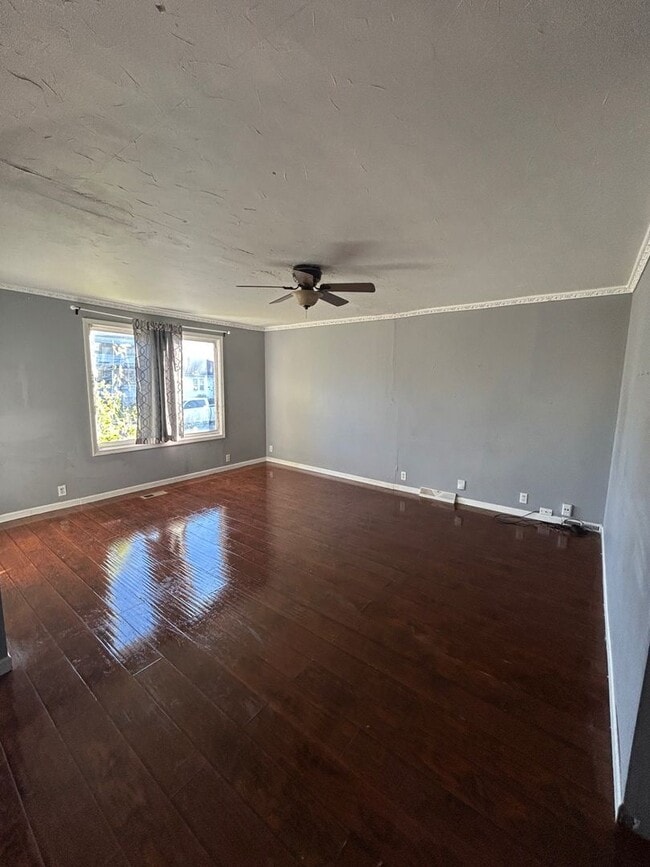 Building Photo - Charming 3-Bedroom Property in Prime Location