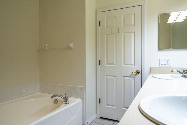 Building Photo - Pinellas Park, Gated Townhome Community 3/2.5/2CG