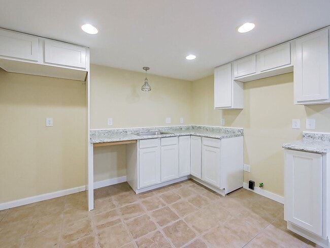 Building Photo - Spacious 3BR Home with Expansive 1-Acre Lot!