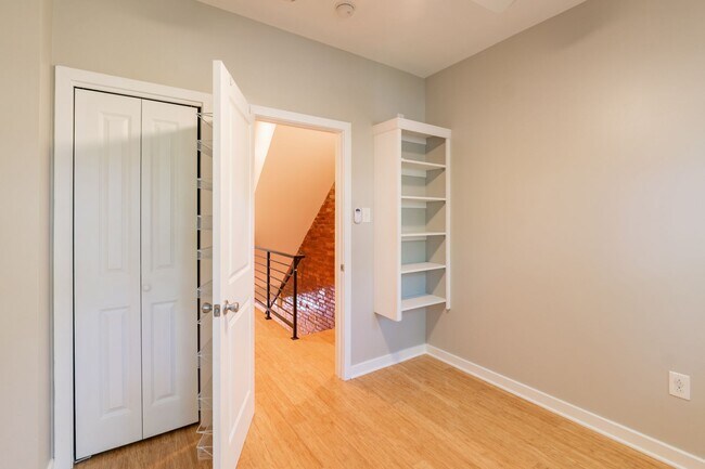Building Photo - Three Bedroom Graduate Hospital Townhome