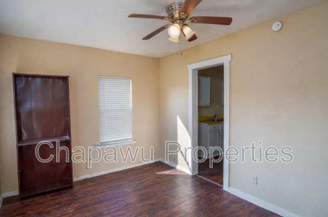 Building Photo - 819 Larry St