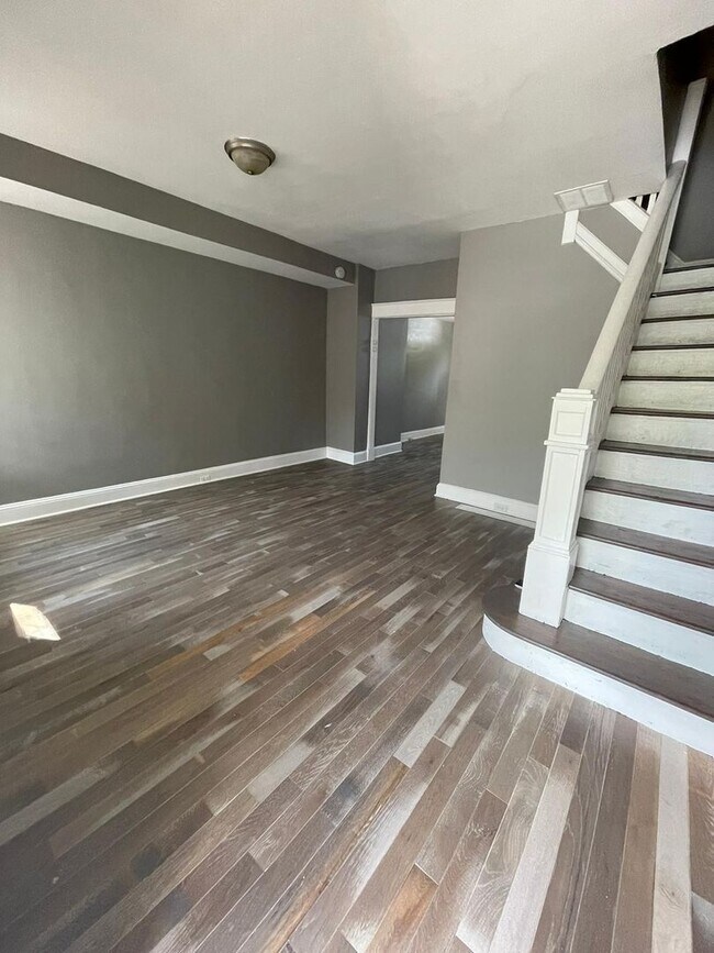 Building Photo - 2 Bedroom + Den Home with Porch, Fenced Yard, and Water Included on Barclay Street