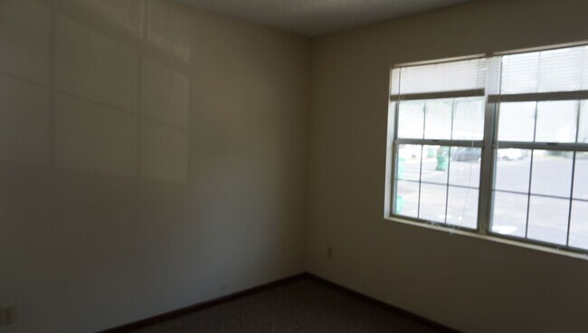 Building Photo - Great Condo on Bemiss