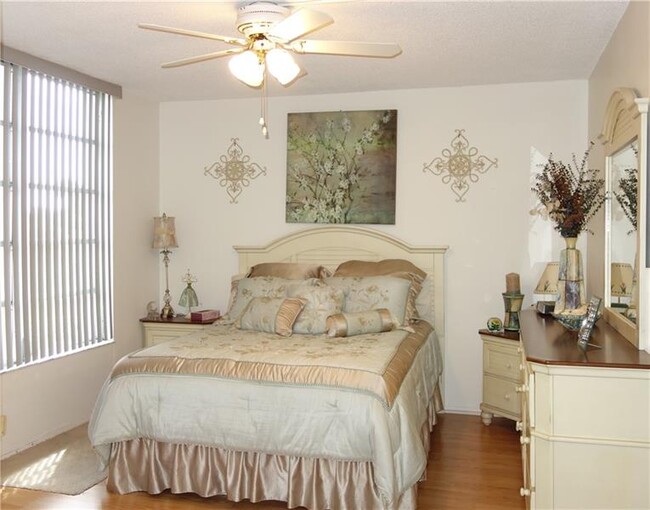 Building Photo - 2901 S Palm Aire Dr