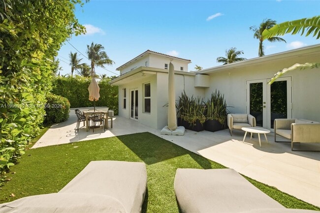 Building Photo - 725 W 51st St