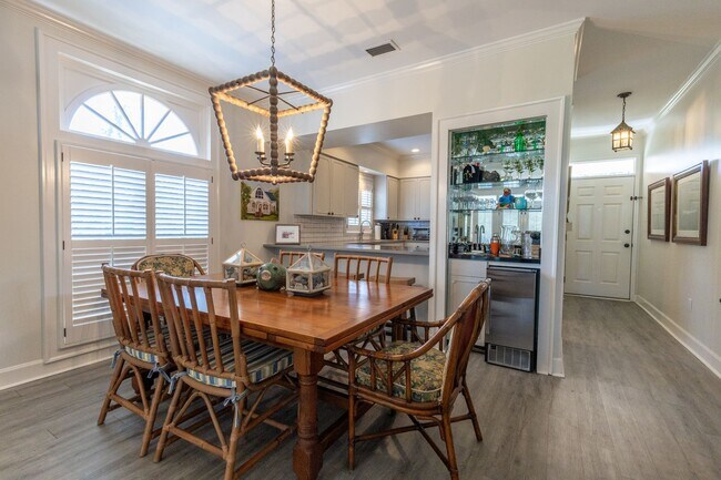 Building Photo - Stunning top-floor condo  #305 Scenic High...
