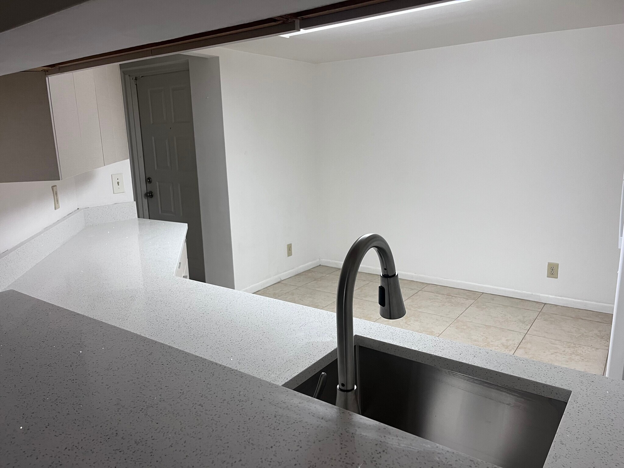 Building Photo - 9777 Westview Dr
