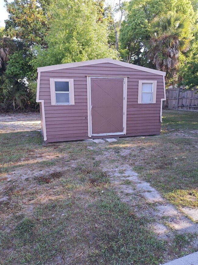 Building Photo - 523 E 8th St