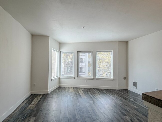 Building Photo - Great Location! 1bd/1bth Belltown Condo, $1,900/mo.