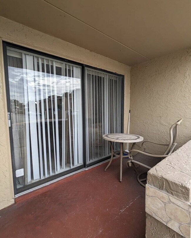 Building Photo - Centrally located, yet secluded 2 bedroom condo in the heart of Orlando for Rent