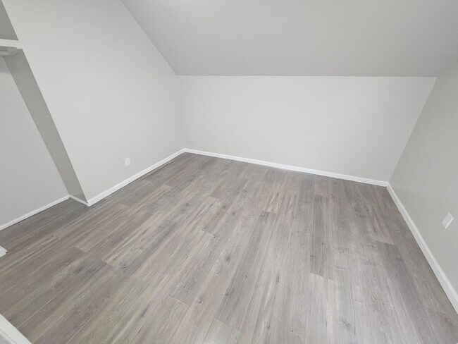 Building Photo - Charming Duplex Unit Near Downtown Cleveland
