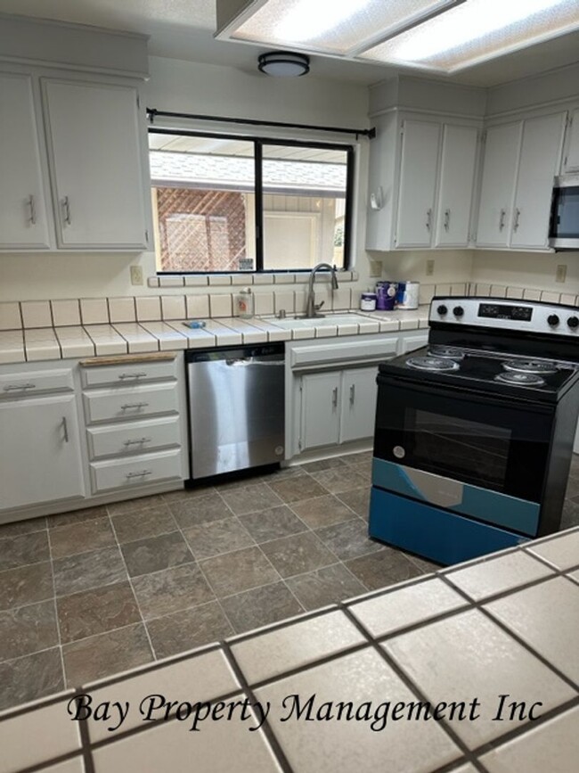 Building Photo - Gated Willowood condo with 3 bedrooms, 2 1...