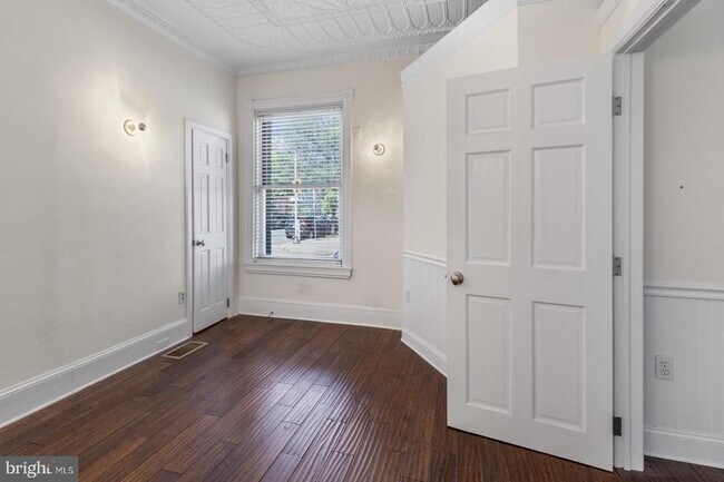 Building Photo - 2053 Christian St