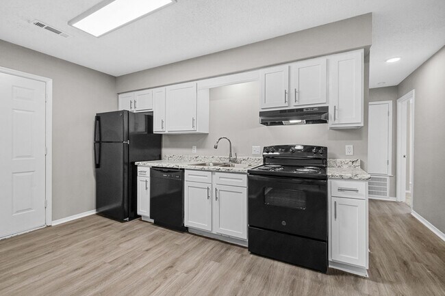 Building Photo - Cozy 2 Bedroom Duplex with Fireplace & Spacious Backyard!