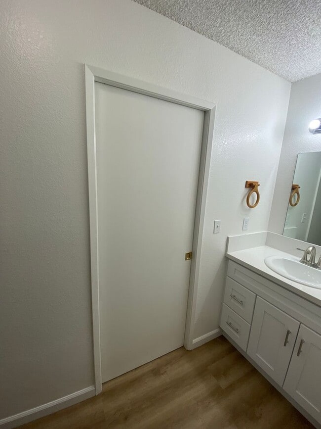 Building Photo - La Tierra Garden Apartment (29)