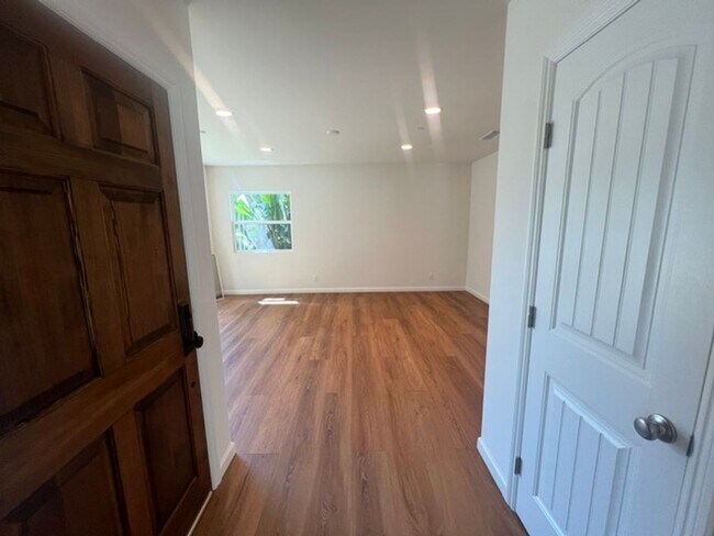Building Photo - 6557 McLennan Ave