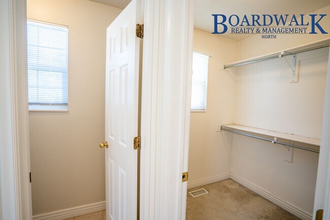 Building Photo - 4 Bed Home in Quiet S. Weber Neighborhood Near Park