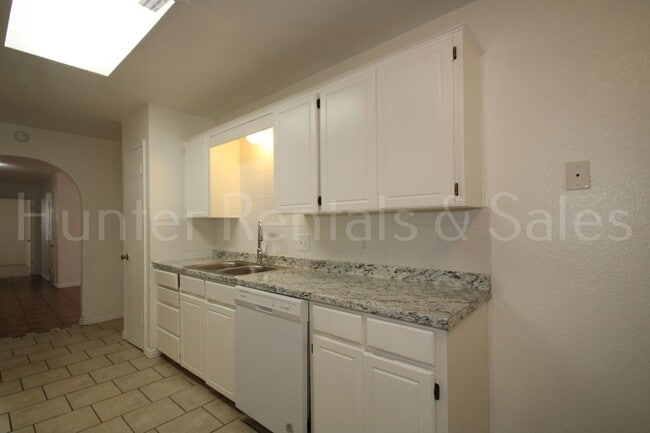 Building Photo - Bright and Open 3 Bedroom Home in Cove!
