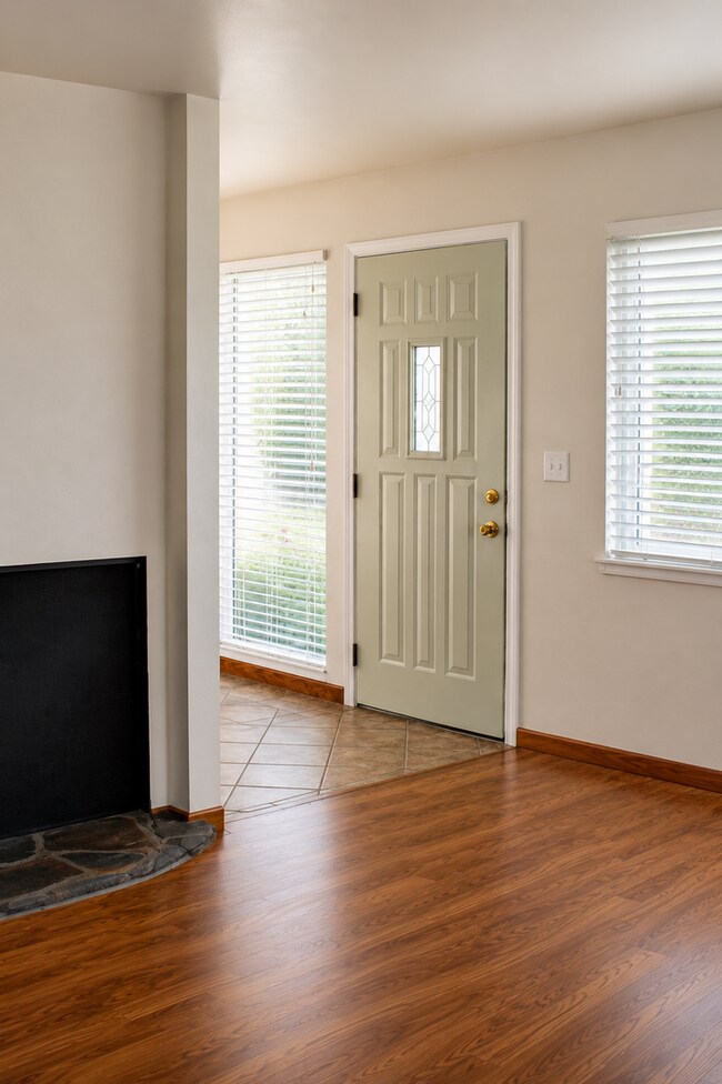 Building Photo - Spacious Single-Story Sheridan Home with Fireplace & Garage