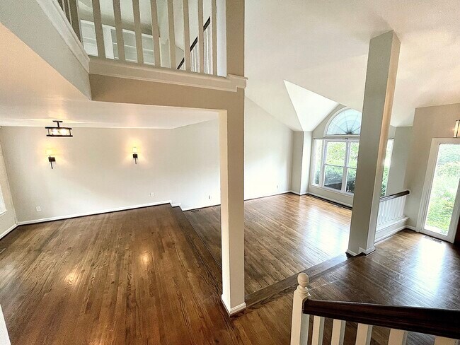 Building Photo - 5 Spring House Rd