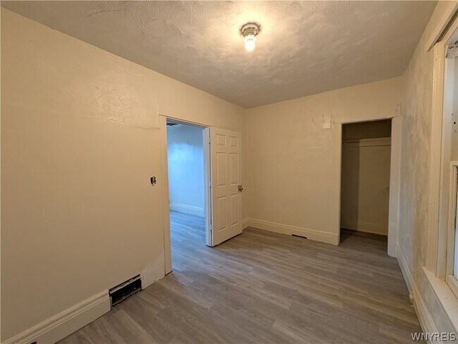 Building Photo - 616 7th St