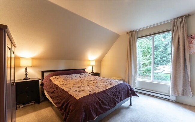 Building Photo - Welcome to this charming and inviting 3-bedroom, 1.5-bath home