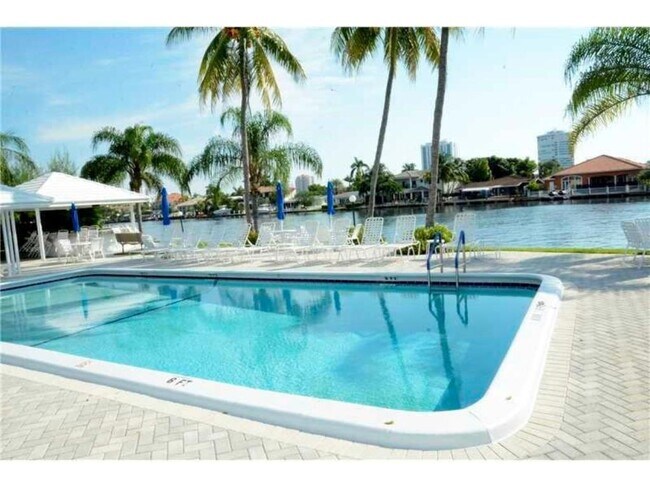 Building Photo - 6521 Bay Club Dr