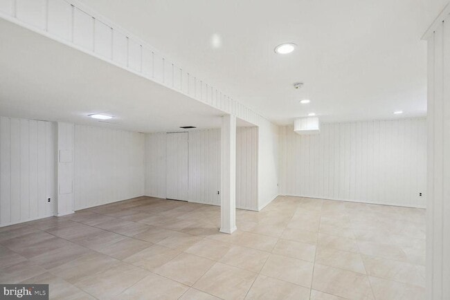 Building Photo - 5916 Greentree Rd