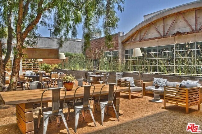 Building Photo - 510 S Hewitt St