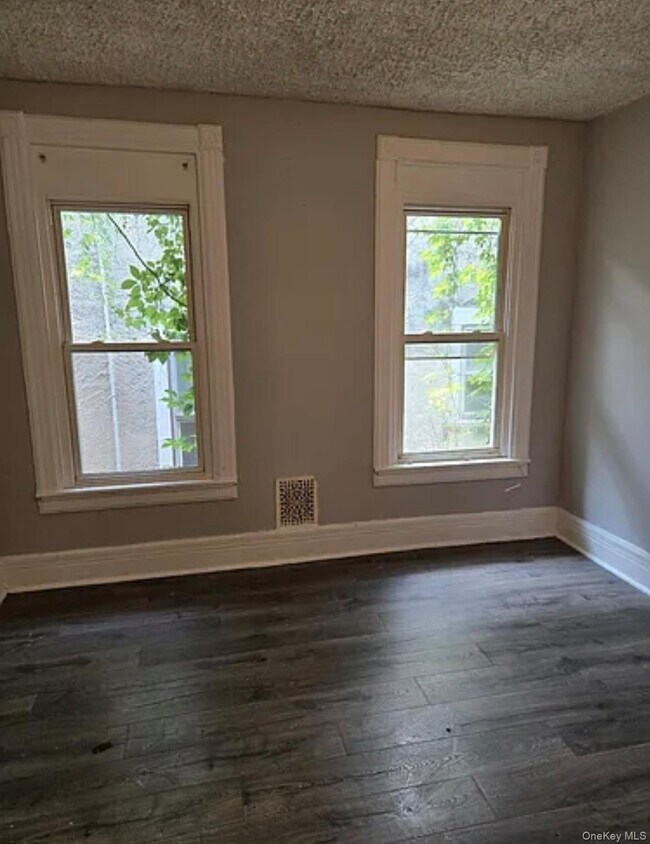 Building Photo - 146 Mansion St