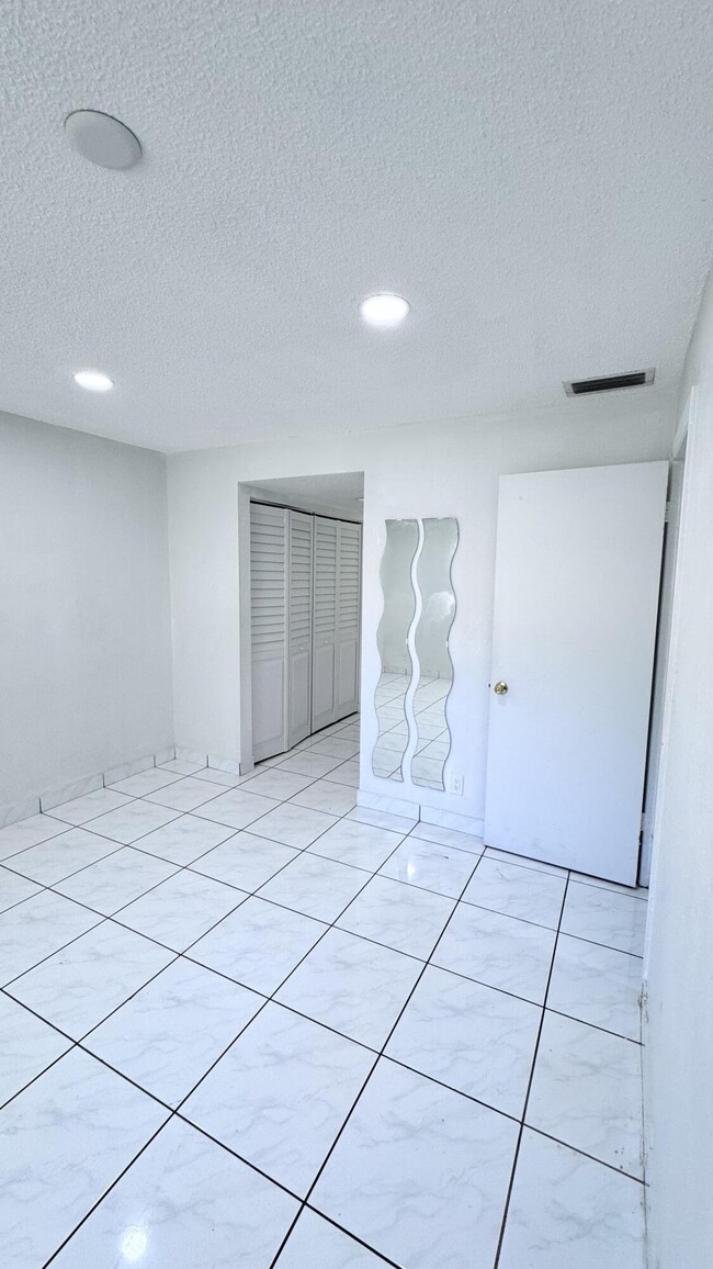 Building Photo - 5535 Lakewood Cir