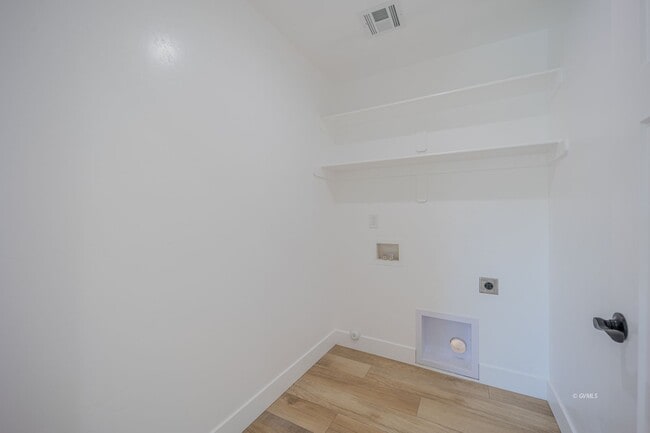 Building Photo - 818 W 7th St