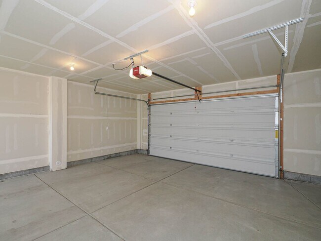 Building Photo - 3 Bedroom, 2.5 Bathroom in South Jordan