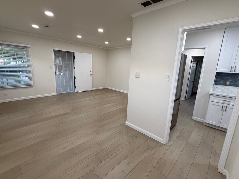 Building Photo - 6522 W 86th Pl