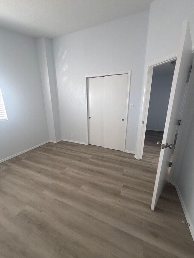 Building Photo - 5 Bedroom House