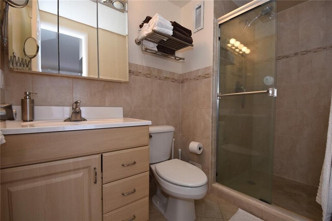 Building Photo - 400 Golden Isles Dr